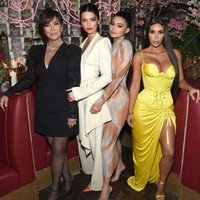 Tentu saja, ini bukan kali pertamanya ia tampil menentang seperti itu. Saat jamuan malam yang digelar Business of Fashion sehari setelah Met Gala 2018, Kendall tampil dengan blazer putih yang mengekspos area dadanya. (Foto: Dimitrios Kambouris/Getty Images)