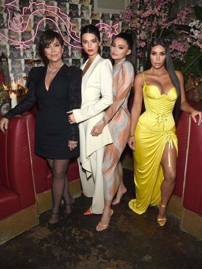 Tentu saja, ini bukan kali pertamanya ia tampil menentang seperti itu. Saat jamuan malam yang digelar Business of Fashion sehari setelah Met Gala 2018, Kendall tampil dengan blazer putih yang mengekspos area dadanya. (Foto: Dimitrios Kambouris/Getty Images)