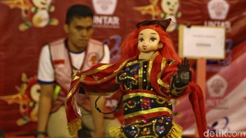 Tak hanya sekedar menari, robot ini juga di dandani layaknya penari sungguhan. 