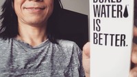 Selain posenya saat manggung, Abdee juga acap kali memamerkan momen bersama makanan. Lihat posenya bersama sekotak minuman yang bertuliskan Boxed Water is Better. Foto: Instagram @abdeenegara
