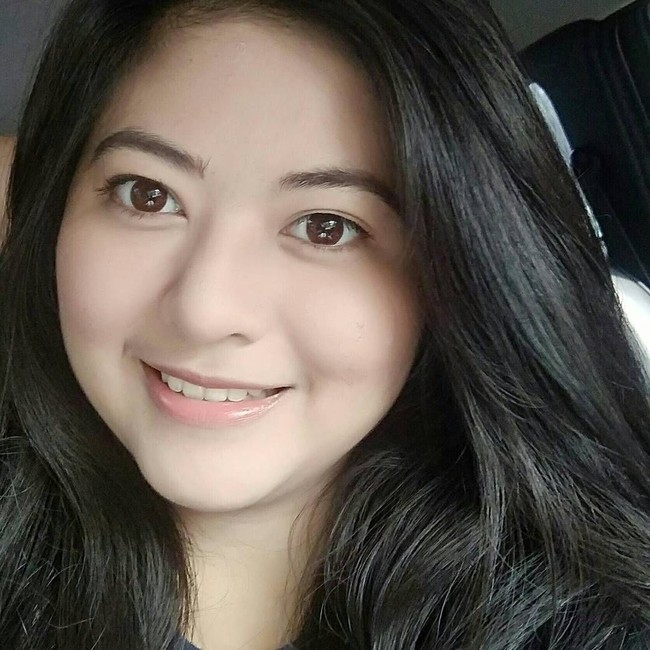 Meski berpipi chubby, ibu satu anak ini tak merasa minder. Qory Sandioriva kerap memamerkan foto close-up dirinya di Instagram. Cantik yah? (Foto: Instagram/qorysandioriva)