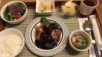 Makan sorenya bikin kamu ngiler nggak nih? Irisan daging panggang dengan saus creamy dan nasi putih.  Foto: Istimewa