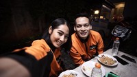 Kalau ini pose Ben ketika menikmati nasi goreng gerobak di sela-sela waktu syuting bersama salah satu rekan pemainnya. Foto: Instagram @benjoshua_r