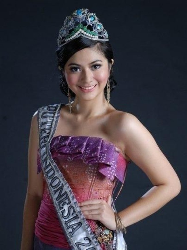 Lama tak terdengar kabarnya, Qory Sandioriva menjadi sorotan lagi menyusul gosip soal perceraiannya dari sang suami, presenter Ramon Y. Tungka. Ketenaran Qory mulai menanjak setelah dinobatkan sebagai Puteri Indonesia 2009. (Foto: istimewa)