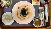 Seafood pasta lunch, menu ini disajikan saat makan siang. Nampak pastanya cantik dengan irisan cumi, kerang dan udang yang menggugah selera. Foto: Istimewa