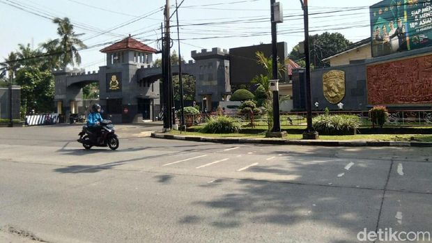 Polisi berjaga di depan pintu masuk Mako Brimob, Depok, Sabtu (12/5/2018)