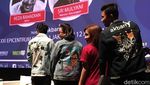 Sri Mulyani Semringah Pakai Jaket Dilan Pose Bareng Reza Rahadian