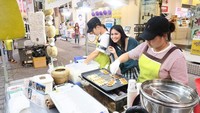 jajan kejuuu, tulis Caca saat berada di Myeong Dong Street, Seoul. Tuh kan, Caca anaknya doyan makan. Foto: nstagram @cacatengker