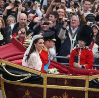 Dari Westminster Abbey, pengantin baru ini lalu diarak menuju Istana Buckingham dengan menggunakan kereta kuda klasik buatan tahun 1902. Kereta yang sama juga digunakan Pangeran Charels dan Putri Diana di hari pernikahannya pada 1982 silam. (Foto: Getty Images)