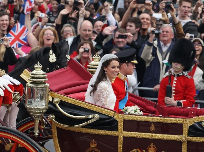 Dari Westminster Abbey, pengantin baru ini lalu diarak menuju Istana Buckingham dengan menggunakan kereta kuda klasik buatan tahun 1902. Kereta yang sama juga digunakan Pangeran Charels dan Putri Diana di hari pernikahannya pada 1982 silam. (Foto: Getty Images)