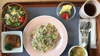 Pastinya nggak bosen kalau menu makan siangnya beragam. Seperti risotto creamy dengan taburan edamame yang renyah enak. Foto: Istimewa