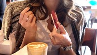 Minum kopi sambil pakai lipstik. Wah, makin hari makin cantik aja nih. Foto: Instagram @bungazainal05