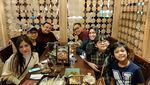 Begini Gaya Cinta Kuya Saat Makan Gultik hingga Burger In-N-Out Burger