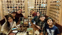 Selalu bersama dengan keluarga, Cinta pun tengah asyik menikmati makan malam enak bersama keluarga dan Prilly Latuconsina. Foto: Instagram @cintakuya