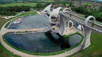 Falkirk Wheel di Inggris, adalah lift untuk menaikkan perahu ke jalur perairan di atas jembatan yang menghubungkan dua buah kanal. Istimewa/theworldgeography.com