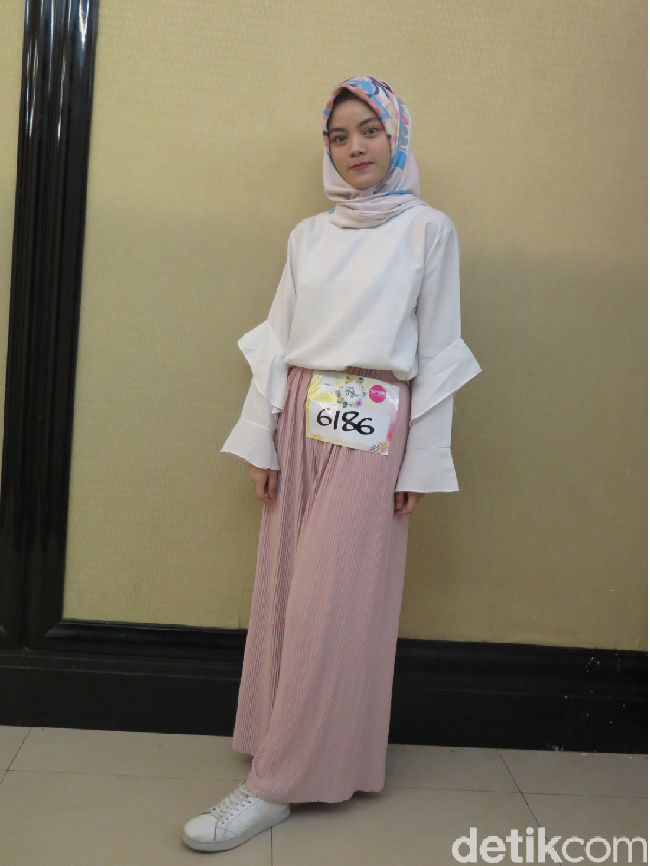 Hijabers berwajah imut ini menampilkan bakat menyanyi dan beatboxing. Refi Fadhilah Meidy memilih mengenakan busana casual minimalis bernuansa putih-pink. Manis! (Foto: Hestianingsih/Wolipop)