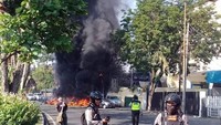 Kejadian sekitar pukul 07.07 WIB, kata Dwija, seorang petugas Dishub Surabaya yang ada di lokasi, Minggu (13/5/2018). Foto: Istimewa