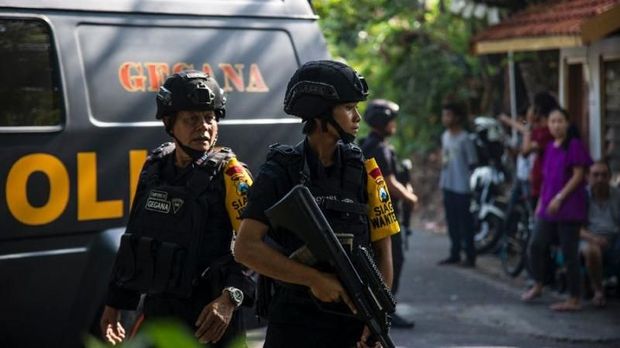 Polisi berjaga di salah satu lokasi bom di Surabaya.