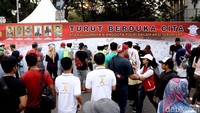 Aksi tersebut langsung menjadi sorotan warga yang melintas.