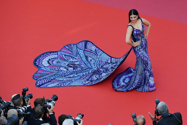 Tahun lalu, di Cannes 2018, aktris 45 tahun ini sukses mencuri perhatian dengan gaun bermotif sayap kupu-kupu. Gaun karya desainer asal Dubai bernama Michael Cinco ini dibuat dalam waktu 1.000 jam. (Foto: Pascal Le Segretain/Getty Images)