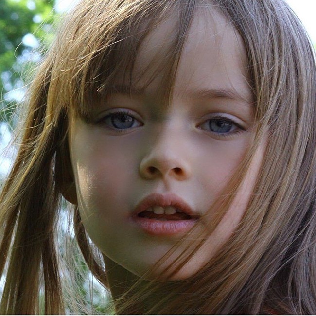 Kenalin nih, Kristina Pimenova. Saat berusia 9 tahun, model cilik ini sudah mendapat julukan gadis cilik tercantik di dunia dari majalah Woman Daily pada 2004 silam karena paras menawannya. (Foto: Instagram/Kristina Pimenova)