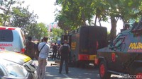 Polisi dan tim gegana sedang mengevakuasi korban dan melakukan olah tkp di sekitar lokasi gereja. Dany Prastyo Utomo.