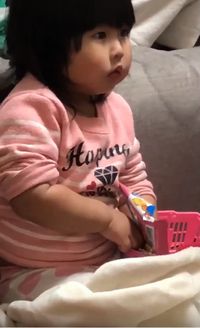 Gemas! Balita Ini Sembunyikan Keripik Kentang Kesukaannya di Bawah Selimut