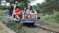 Kereta bambu, Kamboja, terlihat sederhana dan hanya terbuat dari bambu, tapi bisa menempuh kecepatan hingga 30 mil per jam. Tentu sangat membantu perjalanan. Istimewa/wanderlist.co.uk
