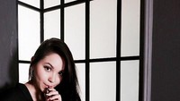 Sambil melirik manja, Alyssa nampak menyedot minuman dingin. Itu es cokelat atau apa ya? Foto: Instagram alyssadaguise