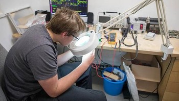 Fred disebut juga sebagai Mesmer Robot. Tidak hanya menonjolkan kecanggihannya tetapi Engineered Arts juga menciptakan Fred secara detail. Matt Cardy/Getty Images.