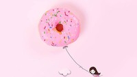 Karya Jesuso yang satu ini lucu banget! Anak perempuannya terlihat seperti terbawa balon donat sungguhan! Foto: Instagram @jesuso_ortiz