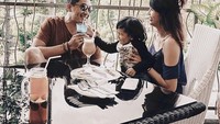 Seneng deh kalau ngelihat orang lain seneng! Keluarga kecil ini terlihat selalu senang kalau bersama. Walau hanya minum jus atau pun minum milkshake. Foto: Instagram @tail_wagging Foto: Instagram @mrssharena