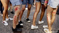 Selain itu, ada juga peserta yang mencoret kaki mereka dengan kata-kata bullying.
