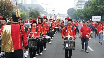 Atraksi marching band semakin membuat suasana meriah. 