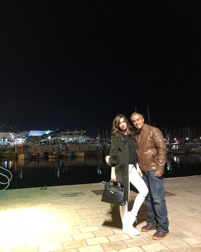 Lihat gaya Nia Ramadhani saat berpose bersama suaminya Ardi Bakrie, dia kembali menggunakan gaya andalannya agar tampak langsing di foto yaitu dengan berdiri sambil salah satunya ditekuk. (Foto: Instagram/Nia Ramadhani)