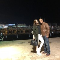 Lihat gaya Nia Ramadhani saat berpose bersama suaminya Ardi Bakrie, dia kembali menggunakan gaya andalannya agar tampak langsing di foto yaitu dengan berdiri sambil salah satunya ditekuk. (Foto: Instagram/Nia Ramadhani)