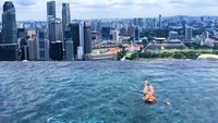 Gadis kelahiran 1994 ini juga menyempatkan berenang di Infinity Pool Marina Bay Sands. Di Instagram, followers Carina sudah 539 ribu orang. (Instagram/Carina Linn)