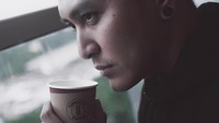 Lagi minum kopi hangat di depan jendela tapi kok sambil melamun. Mikirin apa hayo? Foto: Instagram @demianaditya