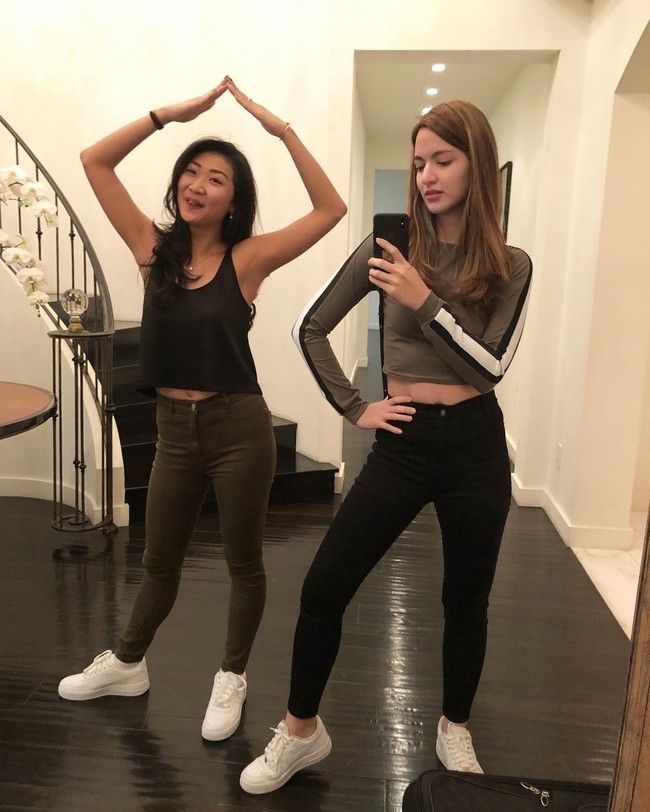 Selfie sambil berkacak pinggang dan mengangkat telapak kaki kanan semakin memaksimalkan penampilan Nia Ramadhani di kamera. (Foto: Instagram/Nia Ramadhani)