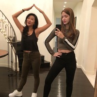 Selfie sambil berkacak pinggang dan mengangkat telapak kaki kanan semakin memaksimalkan penampilan Nia Ramadhani di kamera. (Foto: Instagram/Nia Ramadhani)