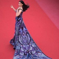 Untuk momen spesial tersebut, Aishwarya Rai pun tampil dengan gaya maksimal. Perempuan 44 tahun itu menebar pesona dalam balutan gaun dengan ekor atau train panjang yang dramatis. Foto: Pascal Le Segretain/Getty Images