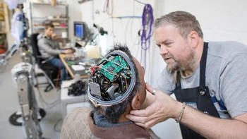 Dikembangkan dengan Software Virtual Robot milik Engineered Arts membuat Fred menjadi teman virtual paling canggih dan mirip dengan manusia asli hingga ke penampilannya. Matt Cardy/Getty Images.