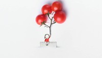 Tomat ceri yang terlihat seperti pohon ini justru digambarkan sebagai empat buah balon gas berwarna merah yang sedang dipegang erat oleh seorang anak perempuan. Foto: Instagram @jesuso_ortiz