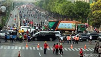 Para pengendara pun harus rela menunggu lama, untuk bisa melewati jalan tersebut.
