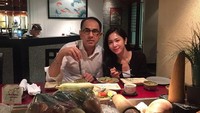 Pacaran, tulis Bunga dalam akun Instagramnya. Bunga pun terlihat sedang menikmati makanan enak bersama dengan sang suami. Foto: Instagram @bungazainal05