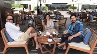 Wanita kelahiran 23 Maret 1987 ini juga terlihat sedang menikmati makanan bersama sang suami dan rekannya di Bali. Foto: Instagram @bungazainal05