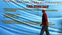 Ini penampakan spanduk yang berisi larangan kegiartan yang tidak boleh dilaksanakan saat pelaksanaan Hari Bebas Kendaraan Bermotor (HBKB) atau Car Free Day (CFD), di kawasan jalan MH Tramrin, Jakarta Pusat, Minggu (13/05/2018).