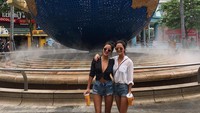 Di waktu senggang, Carina memang kerap memamerkan dirinya sedang liburan. Seperi saat berkunjung ke Universal Studios Singapore bersama temannya. (Instagram/Carina Linn)