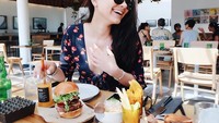 Masih di Bali, Alyssa menikmati makan siang di sebuah restoran. Nampak burger jadi santapan wanita berambut panjang ini. Foto: Instagram alyssadaguise