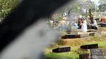 Momen Jelang Ramadan, Peziarah Penuhi TPU Karet Bivak